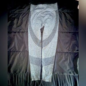 PINK Victoria's Secret Heathered Gray Leggings Medium  NWT